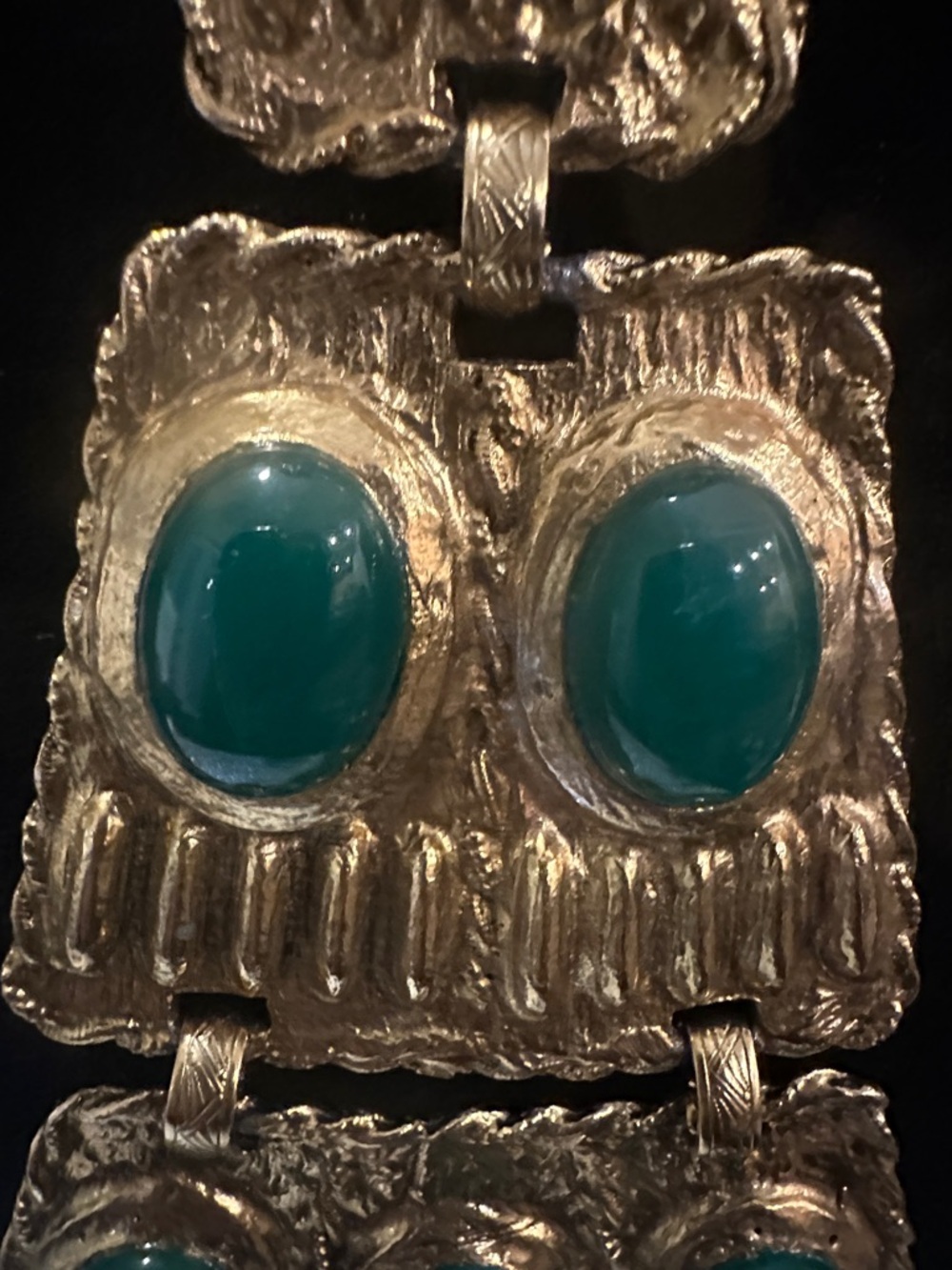 Elegant Vintage Gold Necklace with Green cabochons - Picture 3 of 10